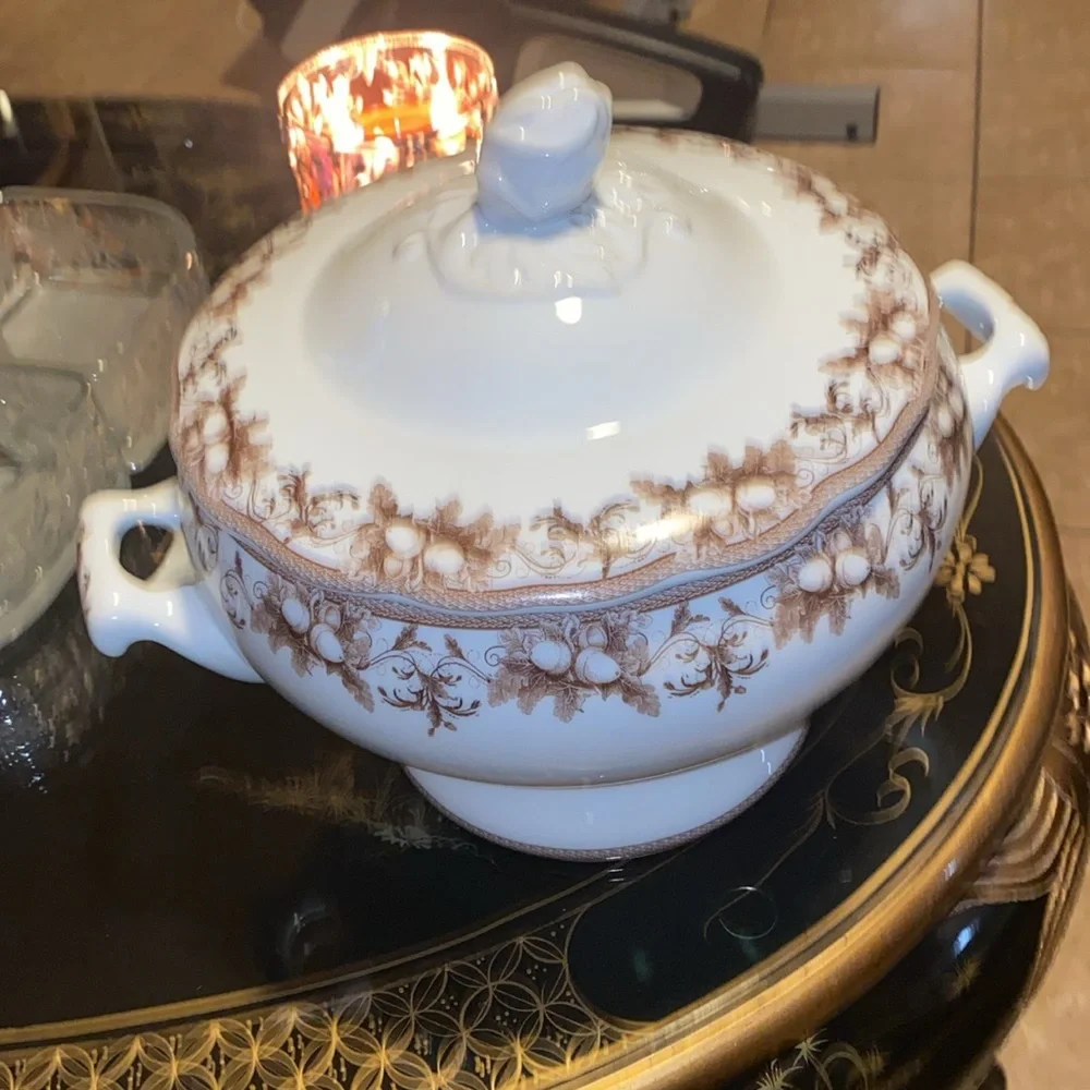 Antique WILLIAM SONOMA Tureen and Lid excellent condition WTH: 8 3/4 HT: 10 3/8